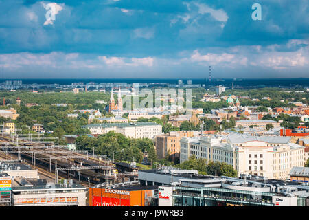 Riga, Lettland - 1. Juli 2016: Aerial Stadtbild im sonnigen Sommertag. Draufsicht der Sehenswürdigkeiten - Hauptbahnhof von Riga, St. Francis Church, Ministerium für Trans Stockfoto