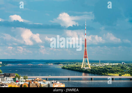 Riga, Lettland - 1. Juli 2016: Aerial Stadtbild im sonnigen Sommerabend. Draufsicht der Wahrzeichen - Riga Fernsehturm. Stockfoto