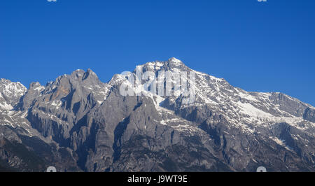 Landschaft der Yulong-Schneeberg, auch bekannt als Jade Dragon Snow Mountain befindet sich in Yunnan, China. Stockfoto