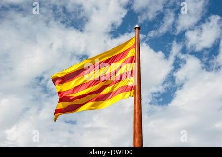 Katalanische Fähnchen im Wind, Barcelona, Spanien Stockfoto