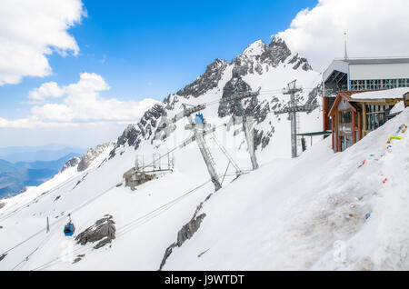 Yunnan, China - April 12,2017: Seilbahnstation in Yulong Snow Mountain, es auch als Jade Dragon Snow Mountain, die in Yunnan, China bekannt ist. Stockfoto