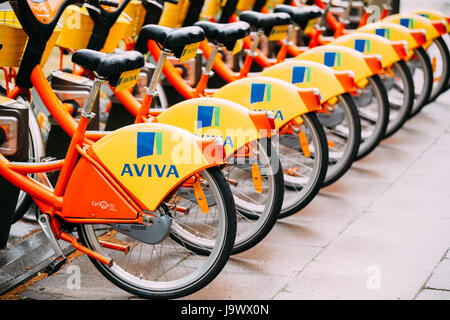 Vilnius, Litauen - 5. Juli 2016: Reihe von bunten Fahrräder AVIVA zu vermieten am städtischen Fahrrad-Parken In der Straße. Sommertag nach Regen Stockfoto