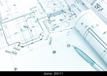 Architekturpläne und mechanischen Bleistift auf Grundrisszeichnung gerollt Stockfoto