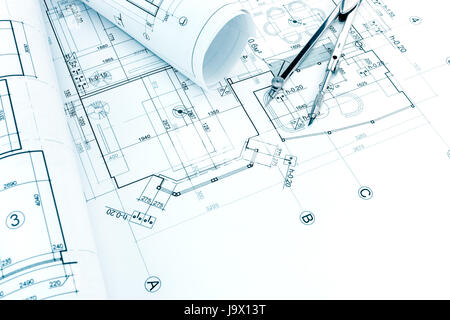 architektonische Projektzeichnung mit Rollen von Blaupausen und Zeichnung Kompass Stockfoto