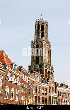 Dom-Turm der St.-Martins-Dom und Häuser aus dem Vismarkt (Fischmarkt) an einem bewölkten Tag, Utrecht, Niederlande. Stockfoto