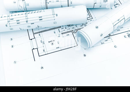 architektonische Pläne und technische Zeichnungen auf Haus Bauplan Hintergrund gerollt Stockfoto