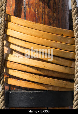 Detail der Großmast auf einem alten Segelschiff zeigt Runde hölzernen Reifen befestigt, das Großsegel Stockfoto