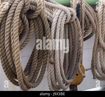 Spulen aus Hanfseil als Teil der Takelage auf einem alten Segelschiff Stockfoto