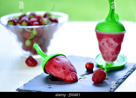 Hausgemachtes Erdbeer Eis Stockfoto