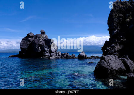 Felsformationen an der Schiffstation Fläche von Apo Island eine vulkanische Insel abseits die südöstliche Spitze der Insel Negros in den Philippinen. Stockfoto