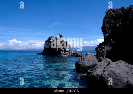 Felsformationen an der Schiffstation Fläche von Apo Island eine vulkanische Insel abseits die südöstliche Spitze der Insel Negros in den Philippinen. Stockfoto