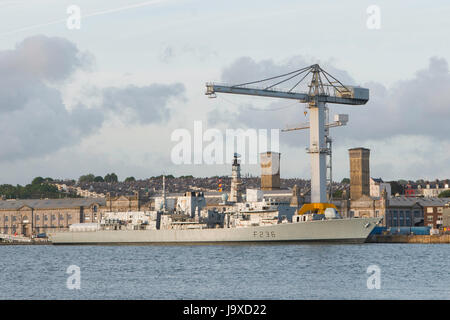 F236 HMS Montrose neben in Devonport Royal Naval Dockyard, Plymouth... Stockfoto