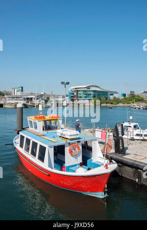 Die Fähre nach Kingsand und Cawsand in Cornwall wartete am Plymouth Pier auf The Barbican in Plymouth. Stockfoto