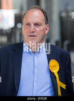 Ehemalige Lib Dem MP, Simon Hughes zeigt außerhalb des Parlaments über Theresa May "steuerlichen Demenz". Er stand für Wahl in Bermondsey und Old South Stockfoto