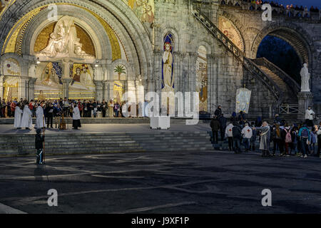 Frankreich, Hautes Pyrenäen, Lourdes, Wallfahrtskirche Basilika unserer lieben Frau von Lourdes Stockfoto