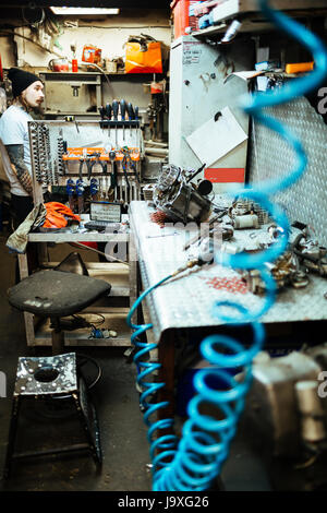 Mechanik-Tabelle mit Ausrüstung, Werkzeuge und Auto Teile zur Reparatur in der Werkstatt Stockfoto