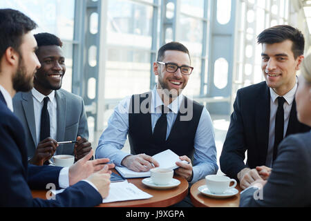 Happy Business-Team mit Gespräch Tagung Stockfoto