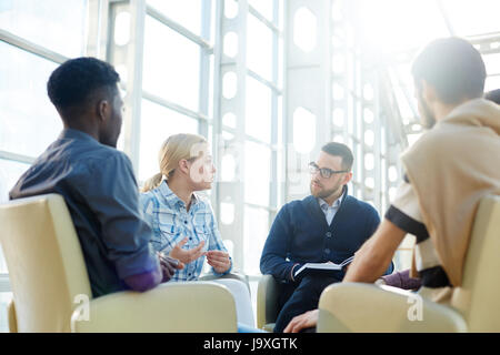 Gruppe von Ökonomen, die Vorbesprechung Stockfoto