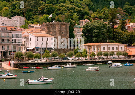 Stadtblick mit Andrade Turm und Fluss Eume, Pontedeume, La Coruña Provinz, Region Galicien, Spanien, Europa Stockfoto