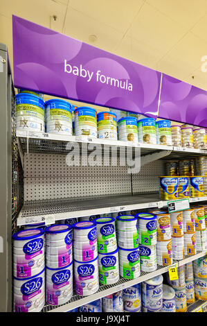 Leeren Sie teilweise Regalen der Babynahrung für den Verkauf in einem Supermarkt, New-South.Wales, NSW, Australien Stockfoto