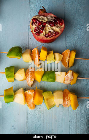 Gruppe von Obst auf einem alten Holzbrett Stockfoto