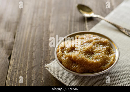 Schüssel mit Amaranth Brei auf Tisch, Nahaufnahme Stockfoto