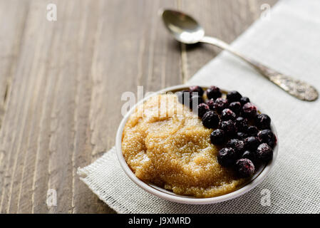 Schüssel mit Amaranth Brei auf Tisch, Nahaufnahme Stockfoto