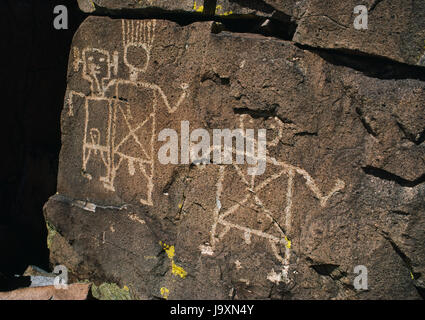 Pueblo zeremonielle Figuren (Hopi) geschnitzt auf Comanche Lücke vulkanischen Deich, Galisteo Basin, New Mexico, USA. Rio Grande Stil Bilder, c 1350-1680. Stockfoto