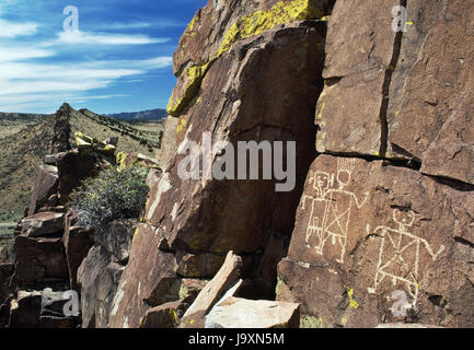 Pueblo zeremonielle Figuren) Hopi) geschnitzt auf Comanche Lücke vulkanischen Deich, Galisteo Basin, New Mexico, USA. Rio Grande Stil Bilder, C AD1325-AD1680. Stockfoto