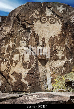 Pueblo zeremonielle Figuren geschnitzt auf Comanche Lücke vulkanischen Deich, Galisteo Basin, New Mexico, USA. Rio Grande Stil Schild Krieger, C AD1325-AD1680. Stockfoto