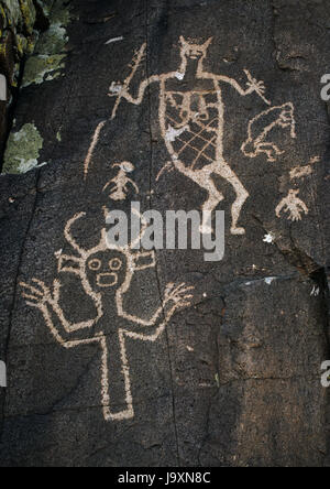 Kokopelli (Fluteplayer) und anderen Pueblo zeremonielle Figuren auf Comanche Lücke vulkanischen Deich, Galisteo Basin, New Mexico, USA geschnitzt: Rio Grande Stil. Stockfoto