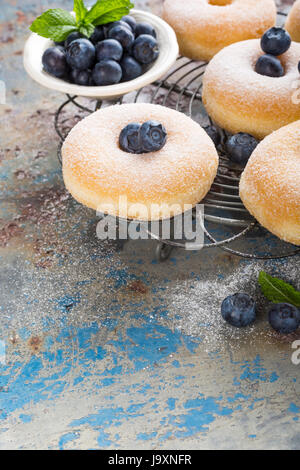Selbstgemachte Donuts mit Zucker Stockfoto