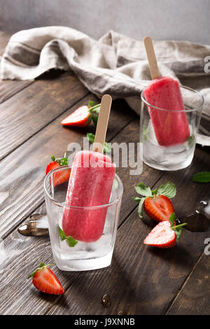 Hausgemachte Erdbeer Eis am Stiel Stockfoto