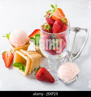 Waffel-Tassen mit Erdbeereis Stockfoto