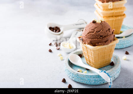 Waffel-Tassen mit Schokoladeneis Stockfoto