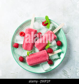 Hausgemachter Himbeer Eis am Stiel Stockfoto