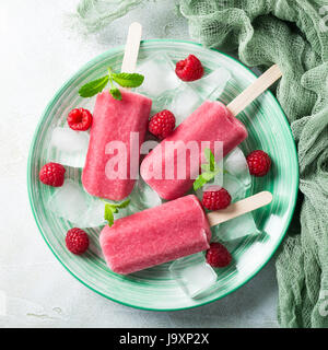 Hausgemachter Himbeer Eis am Stiel Stockfoto