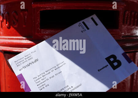 Großbritannien, London: Einem Postumschlag Abstimmung wird in eine Königliche Post-Briefkasten in London vor den Parlamentswahlen 2017 gebucht. Stockfoto