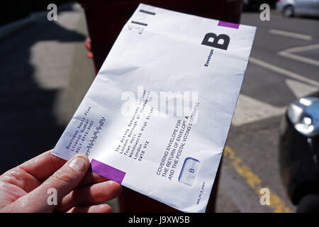 Großbritannien, London: Einem Postumschlag Abstimmung wird in eine Königliche Post-Briefkasten in London vor den Parlamentswahlen 2017 gebucht. Stockfoto