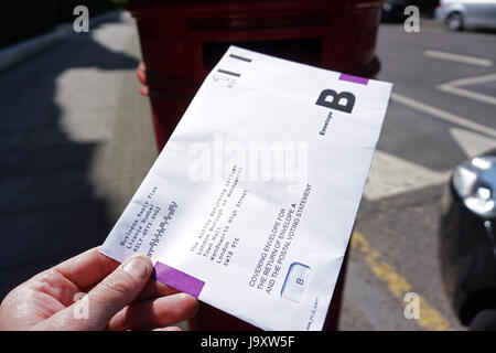 Großbritannien, London: Einem Postumschlag Abstimmung wird in eine Königliche Post-Briefkasten in London vor den Parlamentswahlen 2017 gebucht. Stockfoto