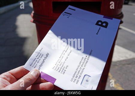 Großbritannien, London: Einem Postumschlag Abstimmung wird in eine Königliche Post-Briefkasten in London vor den Parlamentswahlen 2017 gebucht. Stockfoto