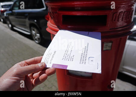 Großbritannien, London: Einem Postumschlag Abstimmung wird in eine Königliche Post-Briefkasten in London vor den Parlamentswahlen 2017 gebucht. Stockfoto