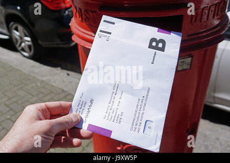 Großbritannien, London: Einem Postumschlag Abstimmung wird in eine Königliche Post-Briefkasten in London vor den Parlamentswahlen 2017 gebucht. Stockfoto