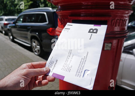 Großbritannien, London: Einem Postumschlag Abstimmung wird in eine Königliche Post-Briefkasten in London vor den Parlamentswahlen 2017 gebucht. Stockfoto