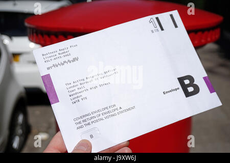 Großbritannien, London: Einem Postumschlag Abstimmung wird in eine Königliche Post-Briefkasten in London vor den Parlamentswahlen 2017 gebucht. Stockfoto