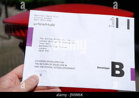 Großbritannien, London: Einem Postumschlag Abstimmung wird in eine Königliche Post-Briefkasten in London vor den Parlamentswahlen 2017 gebucht. Stockfoto