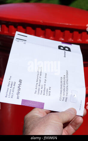 Großbritannien, London: Einem Postumschlag Abstimmung wird in eine Königliche Post-Briefkasten in London vor den Parlamentswahlen 2017 gebucht. Stockfoto