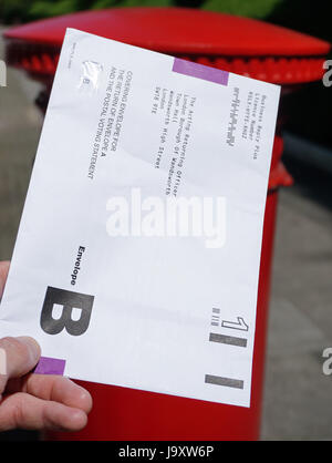 Großbritannien, London: Einem Postumschlag Abstimmung wird in eine Königliche Post-Briefkasten in London vor den Parlamentswahlen 2017 gebucht. Stockfoto
