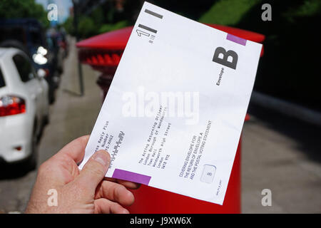 Großbritannien, London: Einem Postumschlag Abstimmung wird in eine Königliche Post-Briefkasten in London vor den Parlamentswahlen 2017 gebucht. Stockfoto