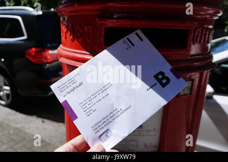 Großbritannien, London: Einem Postumschlag Abstimmung wird in eine Königliche Post-Briefkasten in London vor den Parlamentswahlen 2017 gebucht. Stockfoto
